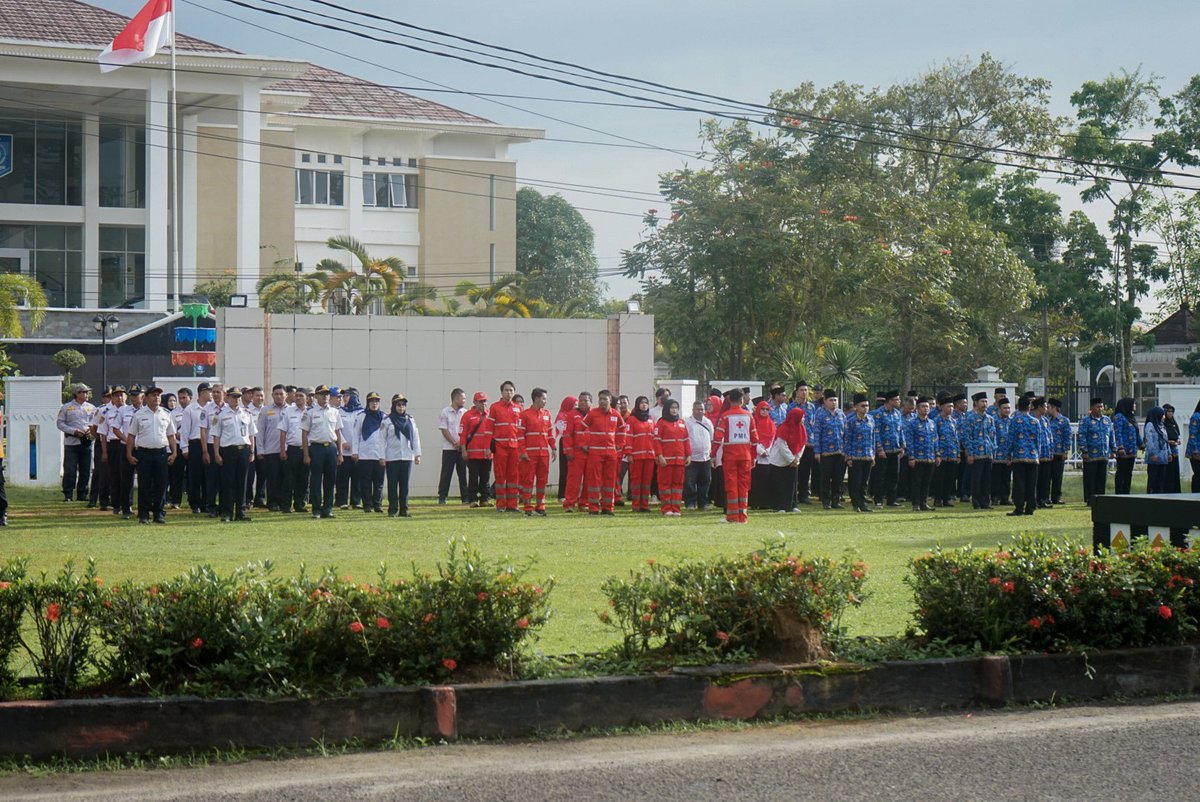 PMIBelitung's tweet photo. PMI Kab. Belitung berkolaborasi dengan Dinas Perhubungan Kab. Belitung menggelar upacara dalam rangka memperingati HUT PMI ke-80, Hari Olahraga Nasional ke-42 dan Hari Perhubungan Nasional Tahun 2025.

#HUTPMI80 #TebarkanKebaikan #PMiSelaluBantu https://t.co/iWiEkW3BMF