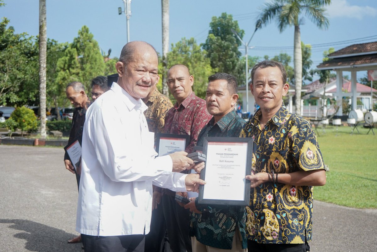 PMIBelitung's tweet photo. PMI Kab. Belitung berkolaborasi dengan Dinas Perhubungan Kab. Belitung menggelar upacara dalam rangka memperingati HUT PMI ke-80, Hari Olahraga Nasional ke-42 dan Hari Perhubungan Nasional Tahun 2025.

#HUTPMI80 #TebarkanKebaikan #PMiSelaluBantu https://t.co/iWiEkW3BMF