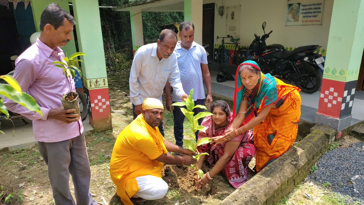 Psamiti_Simulia's tweet photo. 'Ek Ped Maa Ke Naam 2.0' Campaign in Odisha"
in different gp of SIMULIA Block https://t.co/8xOPdUTDFq