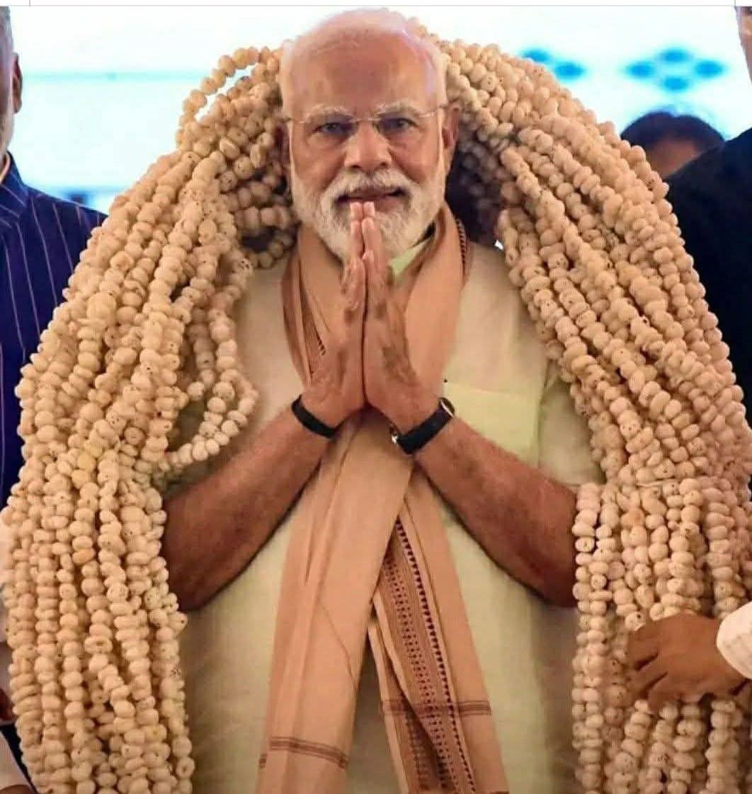 Mk_pandey007's tweet image. हमारे माननीय प्रधानमंत्री श्री नरेंद्र मोदी जी को जन्मदिन की हार्दिक शुभकामनाएँ। भगवान महाकाल आपको दिर्घायु बनाये और हमेशा खुश रखें।आपका प्रेरक नेतृत्व और समर्पण भारत को एक उज्जवल भविष्य की ओर अग्रसर करता रहेगा। आपके स्वास्थ्य, प्रसन्नता और राष्ट्र के उत्थान की आपकी यात्रा में और…