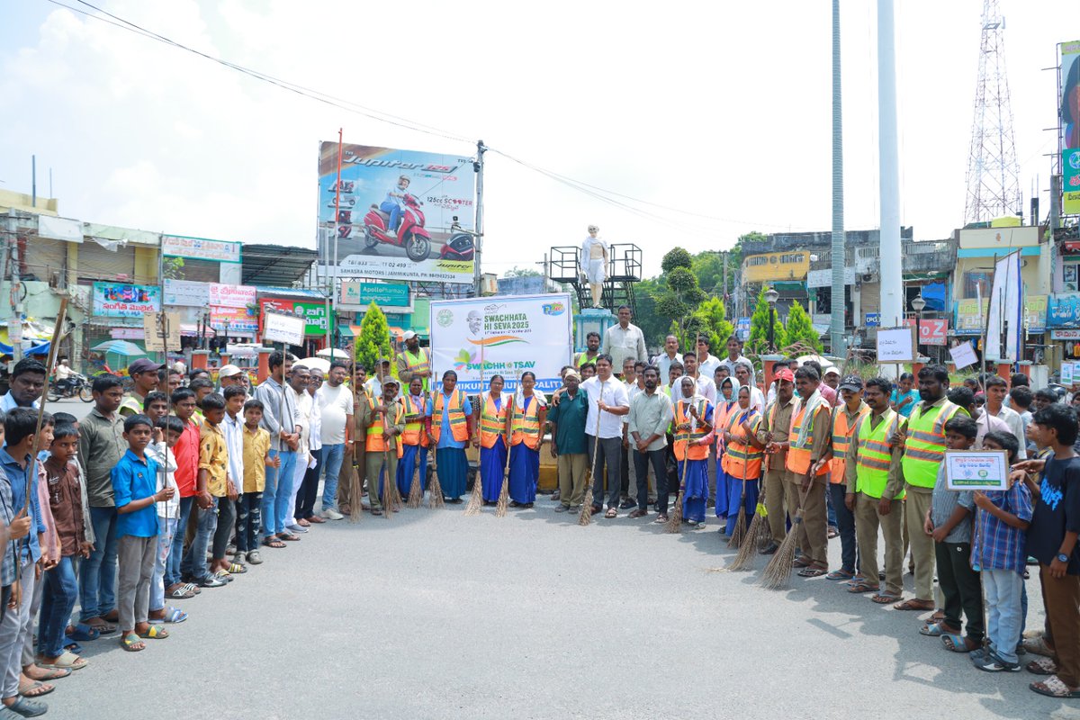 pledged and cleaning activity conducted in gandhi junction along with municipal commissioner,staff, workers&amp;school children
#SHS2025 #SwachhataHiSeva2025 #Swachhotsav*
<a href="/SwachhBharatGov/">Swachh Bharat Urban</a>, @SwachhBharat, <a href="/MoHUA_India/">Ministry of Housing and Urban Affairs</a>, <a href="/MoJSDDWS/">Department of Drinking Water & Sanitation (#DDWS)</a> <a href="/tksreedevi/">TK Sreedevi</a> <a href="/cdmatelangana/">C&DMA</a> <a href="/RoopaMishra77/">Roopa Mishra</a> <a href="/TelanganaCMO/">Telangana CMO</a>