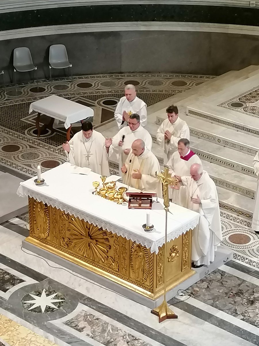 PRESBITERMAX's tweet photo. Stamattina nella #Basilica Lateranense per l'#Eucarestia coi dipendenti del Vicariato della @diocesidiroma, all'inizio dell'anno pastorale. https://t.co/zoc3e0B9d7