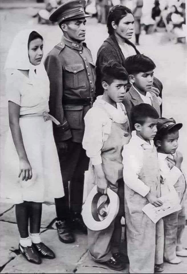 JoseFerreiraj94's tweet photo. LOS REGALOS NO HABLAN.

—Sentado a la entrada del granero, desgranaba mazorcas un campesino.  Hasta ahí llegó su pequeño hijo y preguntó: ¿"TATA,” LE AYUDO?--- Sin levantar la vista el papá contestó con preguntas: ¿YA HIZO SU TAREA? “--"SI, TATA" --- ¿METIÓ LOS CHIVOS? --“SI, TATA” --- ¿RECOGIÓ LOS HUEVOS? – “SI, TATA”, TRES CANASTAS --- ¿ACARREÓ EL AGUA? -- SI, TATA, LLENE TRES BALDES --- ¿LLEVÓ LA LEÑA QUE CORTÉ A SU MAMÁ? -- “SI, TATA”, DOS VIAJES DE BURRO.

ESTA BUENO, ÁNDELE PUES, DESGRANE. Sentado y en silencio el niño comenzó a desgranar. Casi terminaban y el pequeño preguntó: ¿TATA, ME DA PERMISO DE HABLAR CON USTED?,
-- CLARO "MIJO". ¿PARA QUE SOY BUENO?
 --- El niño le dijo con tristeza: "TATA" ES QUE MI AMIGO REMIGIO LE REGALÓ A SU TATA UNA CAMISA LINDA" ---MMMHH, ¿EL QUE NO AYUDA EN NADA A SUS TATAS?-- "SI TATA, ESE" --- HUUM, ¿Y  LUEGO?-- MI AMIGO JACINTO LE DIO A SU TATA UN SOMBRERO DE PIEL NEGRA, MUY BONITO
--- HUMM, ¿EL QUE NO LLEVA TAREAS ?
--"SI TATA”, ESE --- HUMM ¿Y  LUEGO?
---TORIBIO LE REGALÓ A SU TATA UNOS ZAPATOS DE PIEL. 
 ----HUMM ¿EL QUE LO AGARRARON ROBANDO HUEVOS?--- ¡SI “TATA” ESE!.
-- Y así el niño le fue diciendo lo que sus amigos habían comprado a sus papás. 

Al final el papá preguntó: ¿Y CUAL ES SU PREOCUPACIÓN "MIJO"?--- ES QUE YO ESTUVE JUNTANDO PARA DARLE UN REGALO A USTED, PERO AL CRUZAR POR EL PUENTE COLGANTE, SE ME CAYÓ AL RÍO LA BOLSITA CON EL DINERO Y PUES, NO TENGO PARA SU REGALO.
--- ¿Y ESO LE PREOCUPA "MIJO"?
--- SI TATA, PORQUE HOY ES DÍA DEL TATA Y YO QUERÍA DARLE A USTED UN REGALO.

Aquel hombre de manos duras y piel tostada por el sol, se levantó el sombrero, rascándose un costado de la cabeza dijo: DESPREOCÚPESE "MIJO", LOS REGALOS NO HABLAN, NO OBEDECEN, NO AYUDAN, SE DESGASTAN Y SE TIRAN, YO NO SOY  SU TATA PORQUE USTED ME DÉ UN REGALO, ¡NO!... “TATA“ LO SOY PORQUE LO TENGO  A USTED. ¿PARA QUE QUIERO REGALOS?...YO LE ASEGURO QUE TODOS ESOS “TATAS”, QUISIERAN TENER UN HIJO ASÍ COMO USTED, OBEDIENTE, RESPETUOSO, CARIÑOSO. PERO NO LO TIENEN, ¡LO TENGO YO Y ES MÍO!, Y NO LO TENGO POR UN DÍA, ¡LO TENGO POR MUCHOS AÑOS!...¿PARA QUE QUIERO REGALO DE UN DÍA, SI USTED ES MI MEJOR REGALO?. 

Aquel niño conmovido se acercó y lo abrazó.
 Empezó a llorar diciendo: “TATA...TATA... GRACIAS POR SER MI TATA."---- NO “MIJITO”, GRACIAS A USTED POR SER "MIJO."