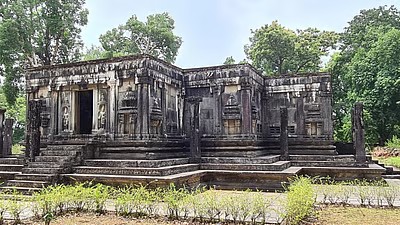 Jain_Itihaas's tweet photo. Activists are sounding the alarm about the Sharavathi Power Project's looming threat to 16th-century landmarks. These protected monuments hail from the era of Rani Chennabhairadevi, India's longest-reigning queen, ruling from Gerusoppa between 1552 and 1606. Known as the 'Queen of Pepper' by the Portuguese, her legacy of defying colonial ambitions and flourishing spice trade still resonates.

Karnataka Power Corporation Limited (KPCL) is pushing a pumped storage plan, leveraging water flow between the Talakalale and Gerusoppa reservoirs for energy. However, the state government neglects the presence of these four notable historical sites here, as recognized by the Archaeological Survey of India (ASI).

@narendramodi why not ancient monuments are in centre list. What state has to do with National monuments?

#Archaeology begs