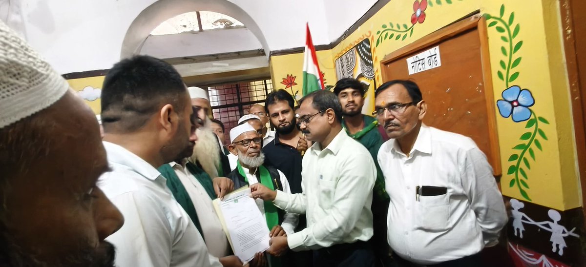 #प्रतापगढ़ <a href="/aimimupofficial/">AIMIM Uttar Pradesh</a> प्रदेश अध्यक्ष जनाब <a href="/imshaukatali/">Shaukat Ali</a> साहब को जान से मारने व अभद्र भाषा का प्रयोग करने वालों के खिलाफ #प्रतापगढ़ की मजलिस की तरफ से पुलिस अधीक्षक महोदय प्रतापगढ़ को एक पत्र देकर कानूनी कार्यवाही की मांग की गई।
<a href="/Uppolice/">UP POLICE</a>