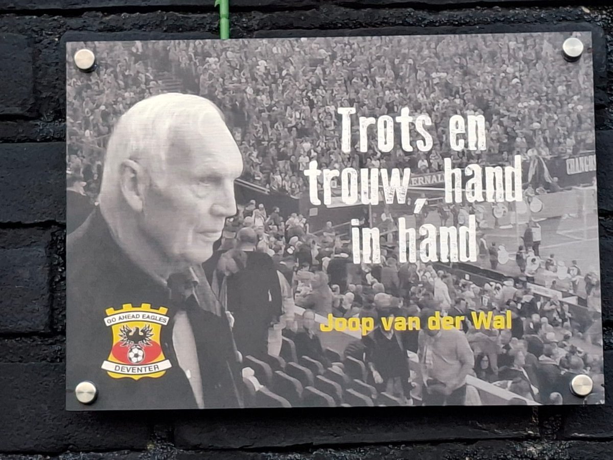 memorialgarden6's tweet photo. Joop van der Wal uit Oud Alblas, hand in hand met zijn vader naar de Kuip. Ivm diensttijd in de jaren 50 neergestreken in Apeldoorn. Krijgt 2 nieuwe liefdes erbij, zijn vrouw en Kowet.
Op de hoofdtribune heeft Joop genoten van het 💜🤍 en ❤️💛
#kowet #rustzachtjoop https://t.co/Rf9HIBxq7y