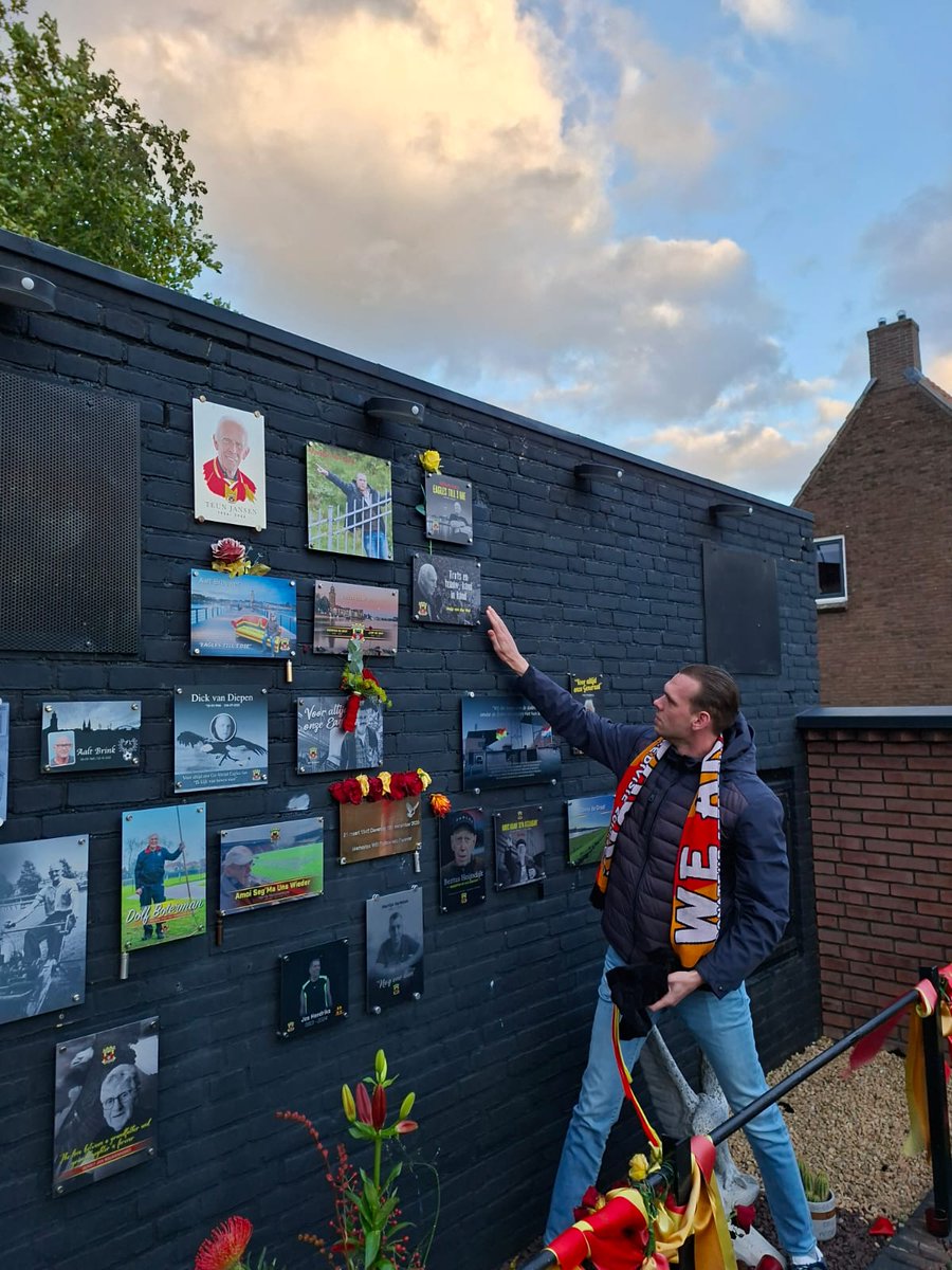memorialgarden6's tweet photo. Joop van der Wal uit Oud Alblas, hand in hand met zijn vader naar de Kuip. Ivm diensttijd in de jaren 50 neergestreken in Apeldoorn. Krijgt 2 nieuwe liefdes erbij, zijn vrouw en Kowet.
Op de hoofdtribune heeft Joop genoten van het 💜🤍 en ❤️💛
#kowet #rustzachtjoop https://t.co/Rf9HIBxq7y