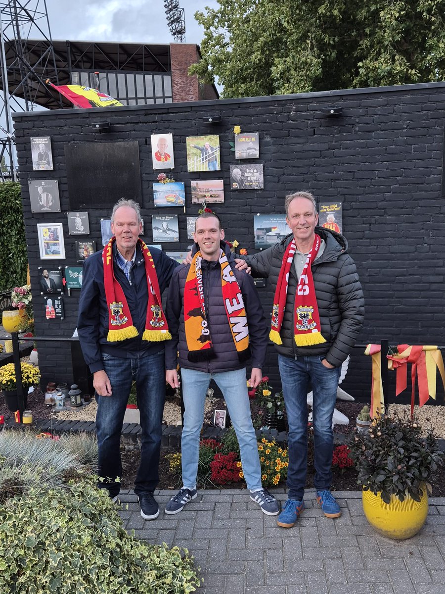 memorialgarden6's tweet photo. Joop van der Wal uit Oud Alblas, hand in hand met zijn vader naar de Kuip. Ivm diensttijd in de jaren 50 neergestreken in Apeldoorn. Krijgt 2 nieuwe liefdes erbij, zijn vrouw en Kowet.
Op de hoofdtribune heeft Joop genoten van het 💜🤍 en ❤️💛
#kowet #rustzachtjoop https://t.co/Rf9HIBxq7y