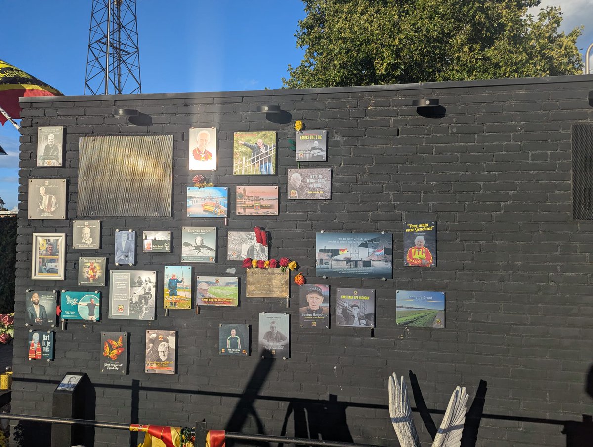 memorialgarden6's tweet photo. Joop van der Wal uit Oud Alblas, hand in hand met zijn vader naar de Kuip. Ivm diensttijd in de jaren 50 neergestreken in Apeldoorn. Krijgt 2 nieuwe liefdes erbij, zijn vrouw en Kowet.
Op de hoofdtribune heeft Joop genoten van het 💜🤍 en ❤️💛
#kowet #rustzachtjoop https://t.co/Rf9HIBxq7y