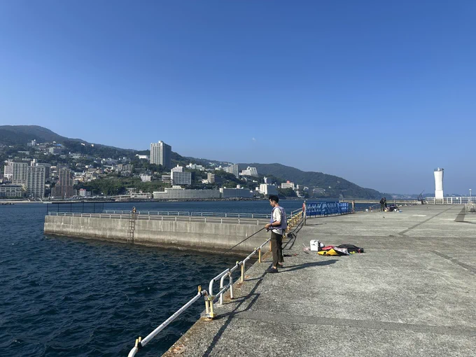 したら君 が遊びにきてるので釣りに付き合わせた。 激風で釣りのコンディションとしては最悪だったのに皮肉なものでカツオ5、6本釣れるという…。 したらパワーかもしれない