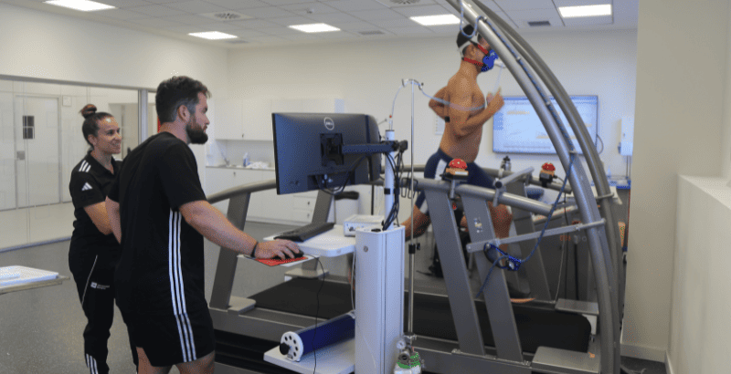 UEuropeaPrensa's tweet photo. ➡️📝El grupo de investigación DataFoot de la Facultad de Medicina, Salud y Deportes de la @UEuropea de Madrid ha puesto en marcha un innovador proyecto de evaluación integral de rendimiento en árbitros de fútbol.
#rendimientodeportivo #composicioncorporal 
https://t.co/q6WpBdHfoU https://t.co/JKEoXEIGdg