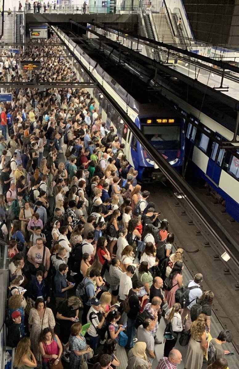 Madre mía el metro de Madrid ahora mismo 😖 Qué desastre de ciudad en serio, nada funciona bien.