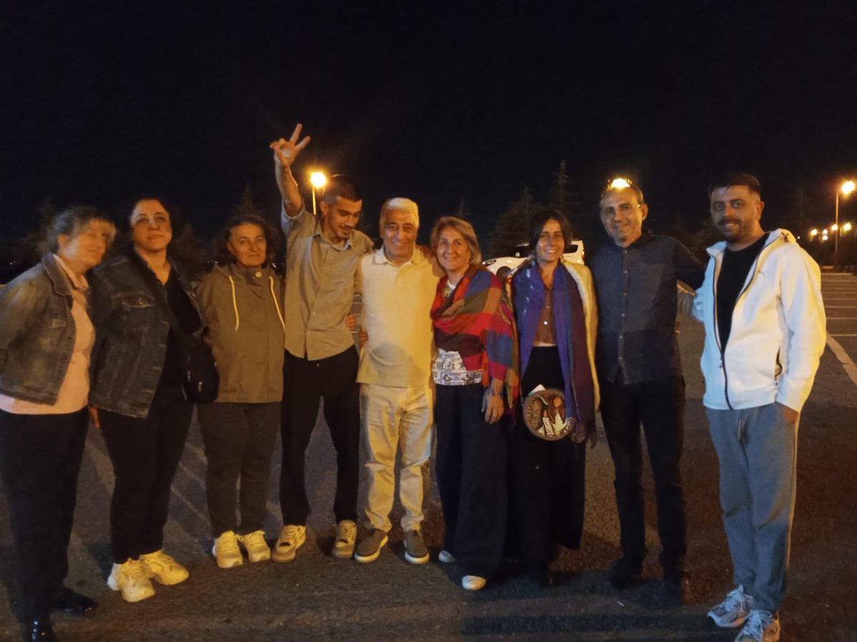 Dün gece Silivri zindanından bir yoldaşımızı daha aldık. HDK davasından 7 aydır tutuklu olan Atilla Özdoğan tahliye edildi. Hayatı mücadele içerisinde geçen bir çınar. 
Hoş geldin Atilla Abi.