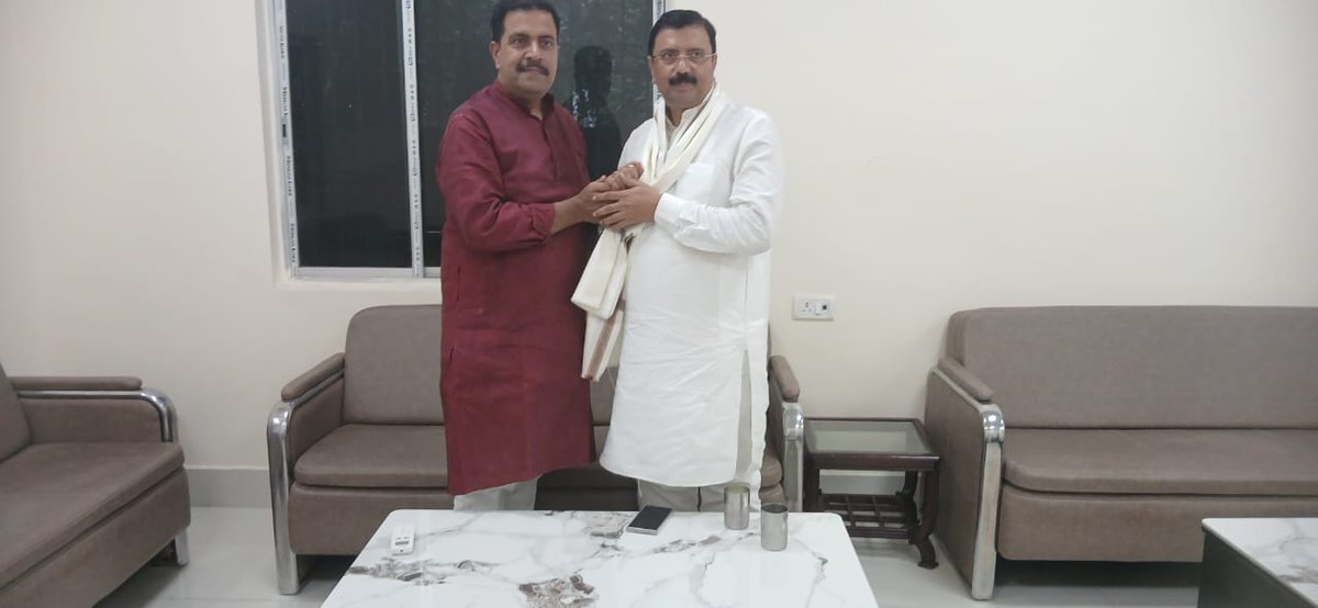 कल मेरे पटना स्थित आवास पर बिहार सहकारिता प्रकोष्ठ के सह-संयोजक, सिवान के पूर्व विधान परिषद सदस्य एवं कोऑपरेटिव बैंक के अध्यक्ष माननीय श्री मनोज कुमार जी का स्नेहिल आगमन हुआ।

इस गरिमामय अवसर पर उन्हें अंगवस्त्र प्रदान कर  सम्मानित किया ।

साथ ही, आगामी 2025 के विधानसभा चुनाव से