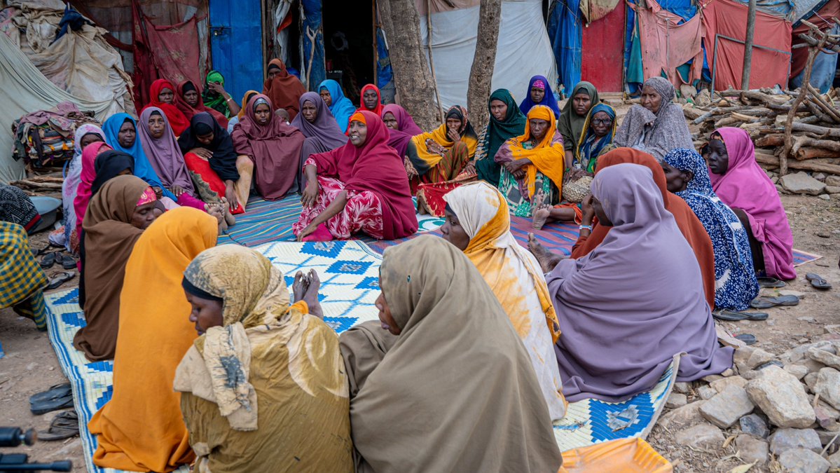 𝐏𝐡𝐨𝐭𝐨 𝐨𝐟 𝐭𝐡𝐞 𝐖𝐞𝐞𝐤: Community outreach being conducted by a #Nabadaynta Listening, Discussion, and Action Group (LDAG) member to her fellow IDP women. 

#GoFarGoTogether @IOM_Somalia <a href="/UKinSomalia/">UK in Somalia🇬🇧🇸🇴</a> <a href="/EU_in_Somalia/">EU Delegation Somalia</a>