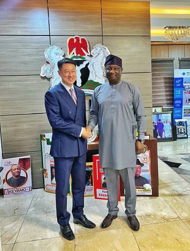fkeyamo's tweet photo. Wednesday, September 17th, 2025

Abuja, Nigeria

PRESS RELEASE

Aviation Minister Receives In Audience, Chinese Ambassador, Chinese Aircraft Manufacturer, COMAC

The Honourable Minister of Aviation and Aerospace Development, Festus Keyamo, SAN, CON, FCIarb (UK), yesterday received in separate visits the Chinese Ambassador to Nigeria, His Excellency Yu Dunhai, and the management of China’s leading aircraft manufacturing company, Commercial Aircraft Corporation of China (COMAC), led by Yang Yang, Vice President, Marketing/Sales Committee, Michael C. Luo, Technology Director, Deng Zhiliang, Deputy Head of Marketing Department, Tim Chen, Vice President of AVIC-KDN Airport Engineering Co. Ltd and Ma Mengyao, General Manager of AVIC-KDN Airport Engineering Nigeria Branch.

During the courtesy call, Ambassador Yu Dunhai expressed the commitment of the Government of the People’s Republic of China to support the Honourable Minister’s developmental concepts for Nigeria’s aviation sector. The envoy emphasized that aviation is a critical driver of economic growth and connectivity, noting that Nigeria, as the 6th most populous country in the world and the giant of Africa, offers immense opportunities for mutually beneficial cooperation.

“Nigeria has the market, and I see the potential. The economy is going to bounce back soon, and China is ready to be a reliable partner in this growth trajectory,” Ambassador Yu stated.

In a separate engagement, Mr. Yang Yang, held strategic discussions with the Honourable Minister on avenues of collaboration between COMAC and Nigerian airlines, particularly in the areas of aircraft leasing, technical support services, and long-term cooperation.

The Honourable Minister, who had earlier visited COMAC’s headquarters in China, welcomed the discussions and reaffirmed Nigeria’s readiness for strategic partnerships with the Chinese aviation giant.

“We are ready for this collaboration and will soon lead a delegation of domestic airline executives to COMAC’s headquarters to deepen these discussions. Nigeria is open to allowing COMAC to use our country as a base to access the wider African market,” Mr. Keyamo stated.

The twin visits mark a significant step in strengthening Nigeria-China aviation relations and open new frontiers for domestic airlines to access modern aircraft leasing and support services tailored to Nigeria’s expanding aviation market.

Tunde Moshood
Special Adviser, Media & Communications to the Honourable Minister of Aviation and Aerospace Development