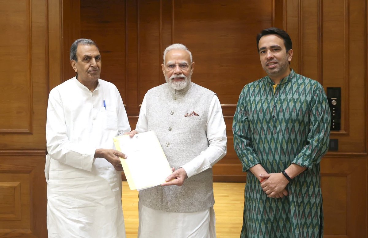 Vivekdeol7's tweet image. माननीय श्री @jayantrld जी की उपस्थिति में @KisanTrust के चेयरमैन डॉ.यशवीर सिंह जी द्वारा बाढ़ पीड़ितों की सहायता हेतु माननीय प्रधानमंत्री श्री @narendramodi जी को 51 लाख रुपये का चेक भेंट किया गया।
@BJP4India @RLDparty 
#punj