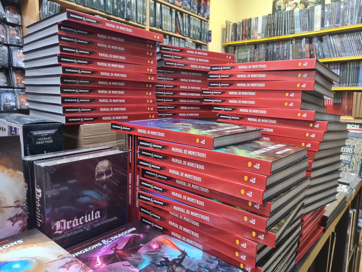 Ya ha llegado el nuevo Manual de Monstruos en español para #dnd5e 2024! El manual de monstruos más gordo hasta la fecha, revisado y ampliado. Ya puedes completar la trinidad de manuales D&amp;D 2024. 
Hazte con todos! (Un momento, eso no es de aquí... )

atlanticajuegos.com/es/dd-manuales…