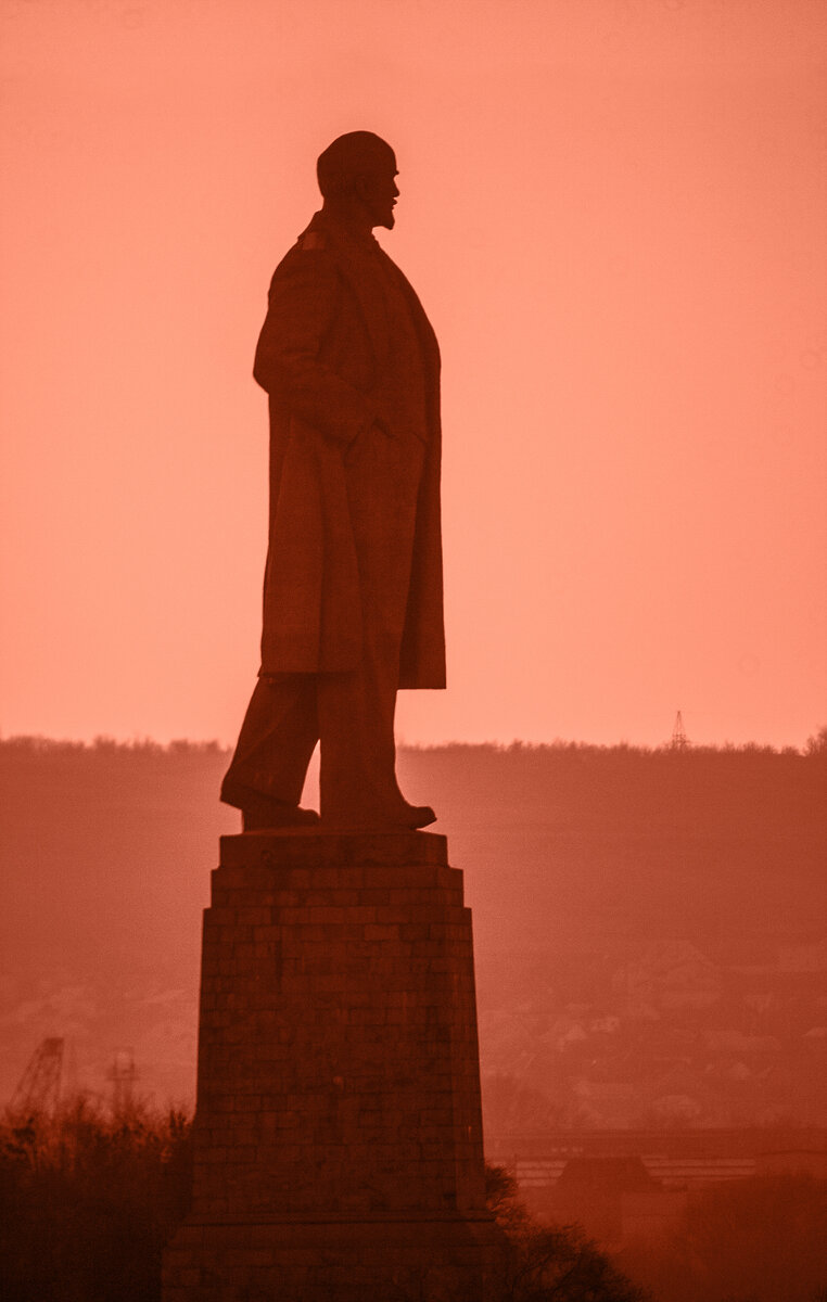 PicturesUssr's tweet photo. This is the largest monument to Lenin in the world, located in Volgograd, Russia. Standing at 57 meters tall and weighing 9,500 tons, it was for a long time the highest monument in the world dedicated to a real person. (via https://t.co/vPHwADFXeP) https://t.co/sZW4oF3LVn