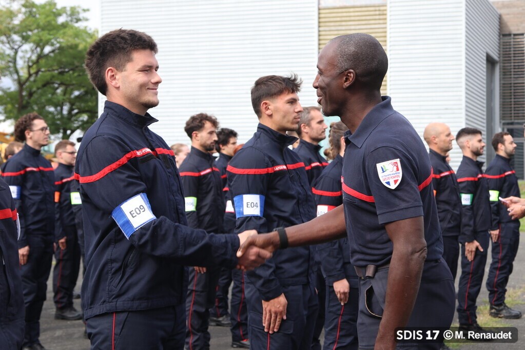 [BIENVENUE]
Samedi 13 septembre, 41 femmes et hommes ont rejoint le <a href="/SDIS17/">Pompiers17</a> en tant que #sapeurspompiers #volontaires. 👋Bienvenue aux nouvelles recrues !
👉Vous hésitez encore à vous lancer ? 
Plus d’infos : sdis17.fr/sapeur-pompier…