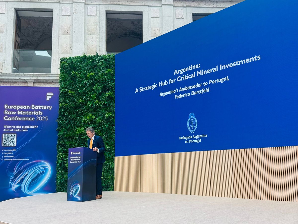El Embajador Federico Barttfeld participó como keynote speaker en la European Battery Raw Materials Conference en Lisboa. Destacó a la Argentina como proveedor confiable de minerales críticos y presentó el RIGI, marco que impulsa grandes inversiones en minería y energía. <a href="/JMilei/">Javier Milei</a>