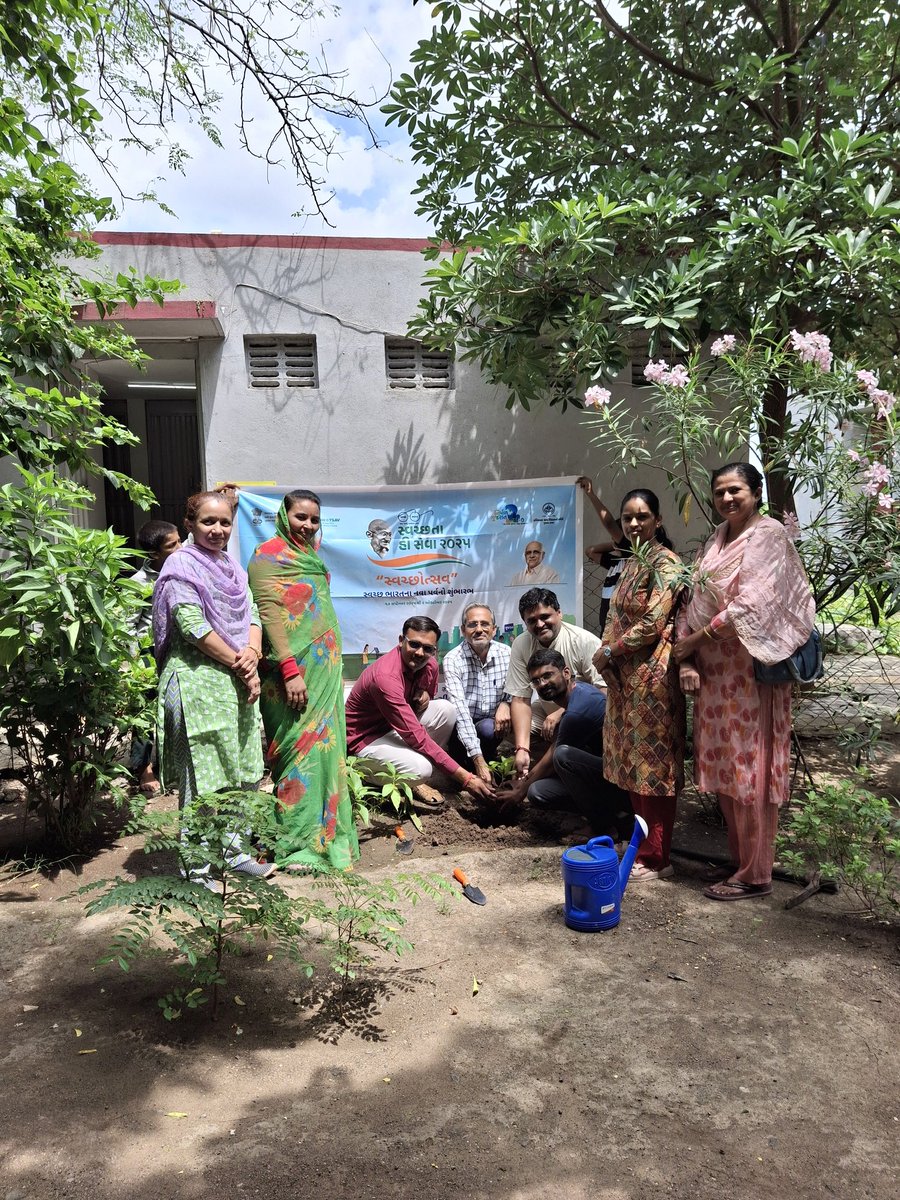 આજરોજ ભાવનગર તાલુકાના માલણકા ગામે સ્વચ્છતા  હી સેવા કાર્યક્રમ 2025 ના ભાગરૂપે " વૃક્ષારોપણ કાર્યક્રમ શાળાના બાળકો,શિક્ષક મિત્રો, એસ.બી.એમ અને મનરેગા  સ્ટાફ દ્વારા યોજવામાં આવેલ હતો તેમાં સ્વચ્છતા રેલી યોજવામાં આવેલ હતી
#SwachhataHiSeva2025
#CRD_Gujarat
#SBMR_Gujarat