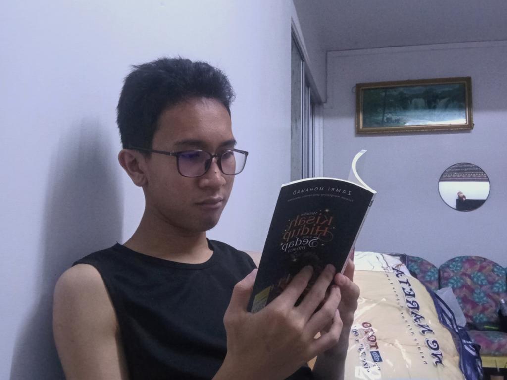 Aku dah tak pandai menulis. Setiap kali menulis, kepala aku tepu. 100 perkataan pun susah nak capai. Macam mana hasrat terbitkan buku dan novel baharu sebelum 2025 berakhir nak tercapai kalau begini keadaannya?

Kembali aktif menjadi ulat buku adalah salah satu anak kuncinya.