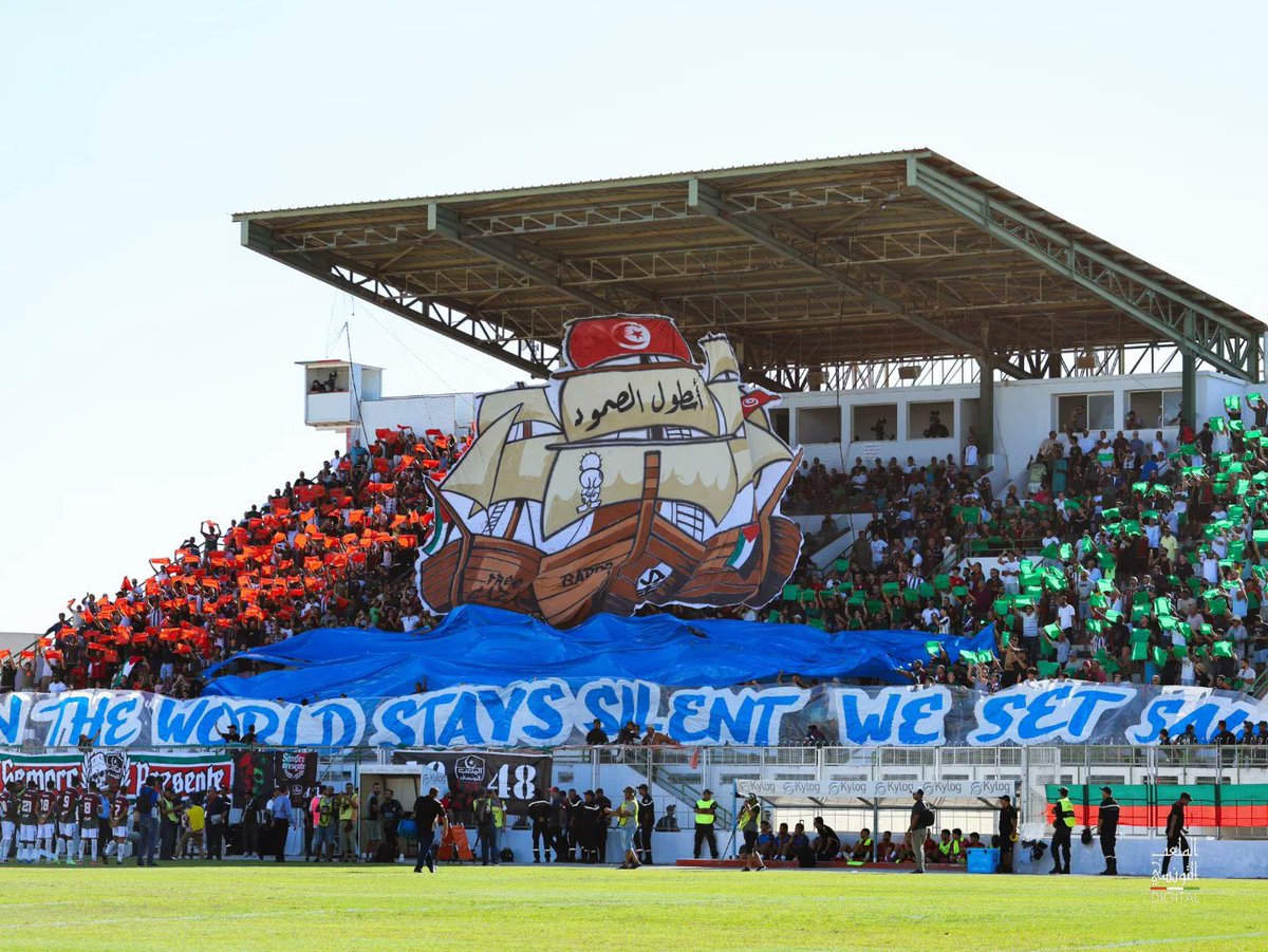 💢 Tunus kulübü Esperance de Tunis taraftarları, Küresel Sumud Filosu'yla dayanışmak için bir koreografi sergiledi.

“Sumud Filosu. Dünya suskun kalırken, biz yelken açıyoruz.”