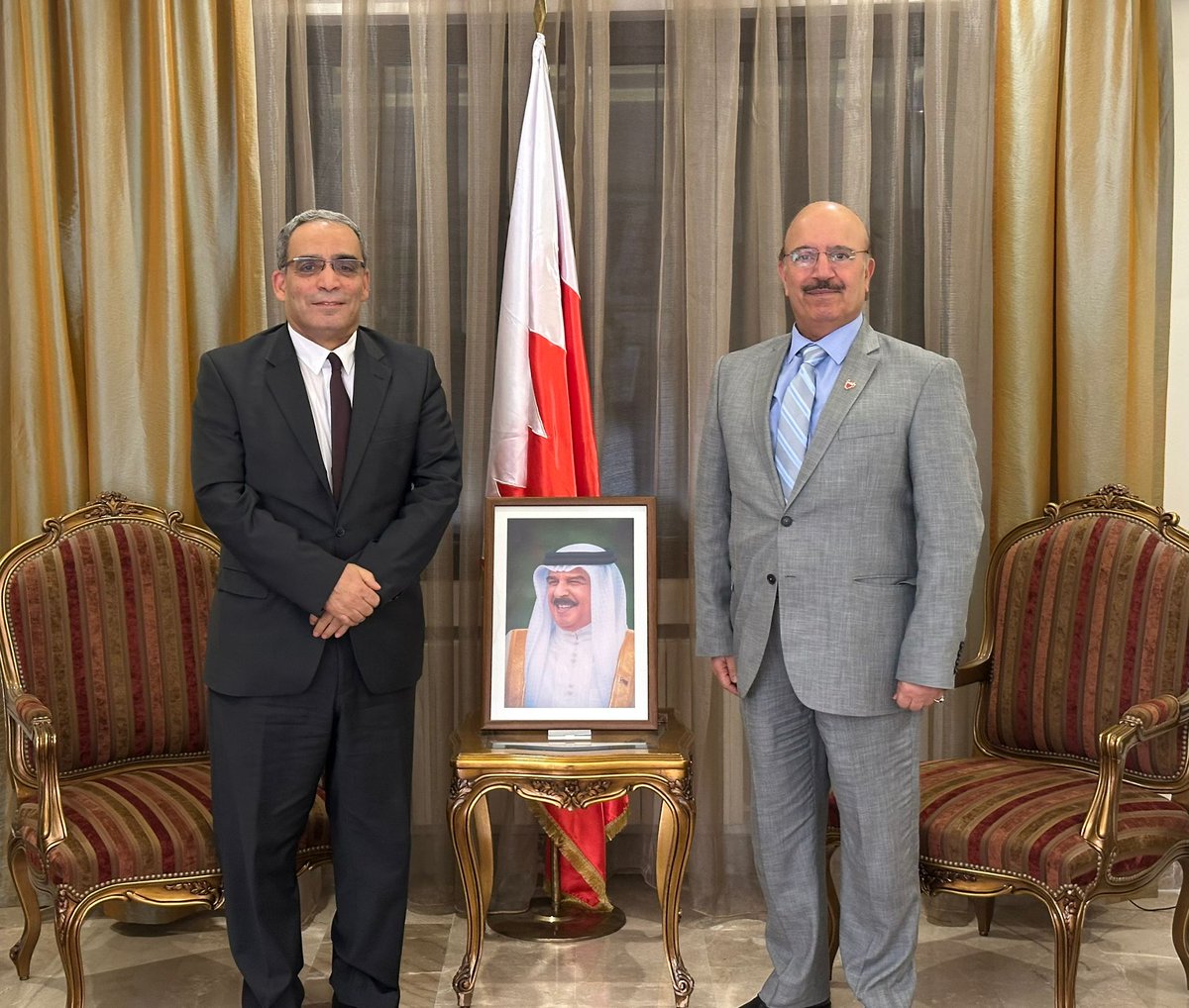 استقبل سعادة السفير وحيد مبارك سيّار، عميد السلك الدبلوماسي العربي بدمشق، سفير مملكة البحرين لدى الجمهورية العربية السورية، في مبنى السفارة، سعادة السفير عبد القادر قاسم الحسني سفير جمهورية الجزائر الديمقراطية الشعبية لدى سوريا.