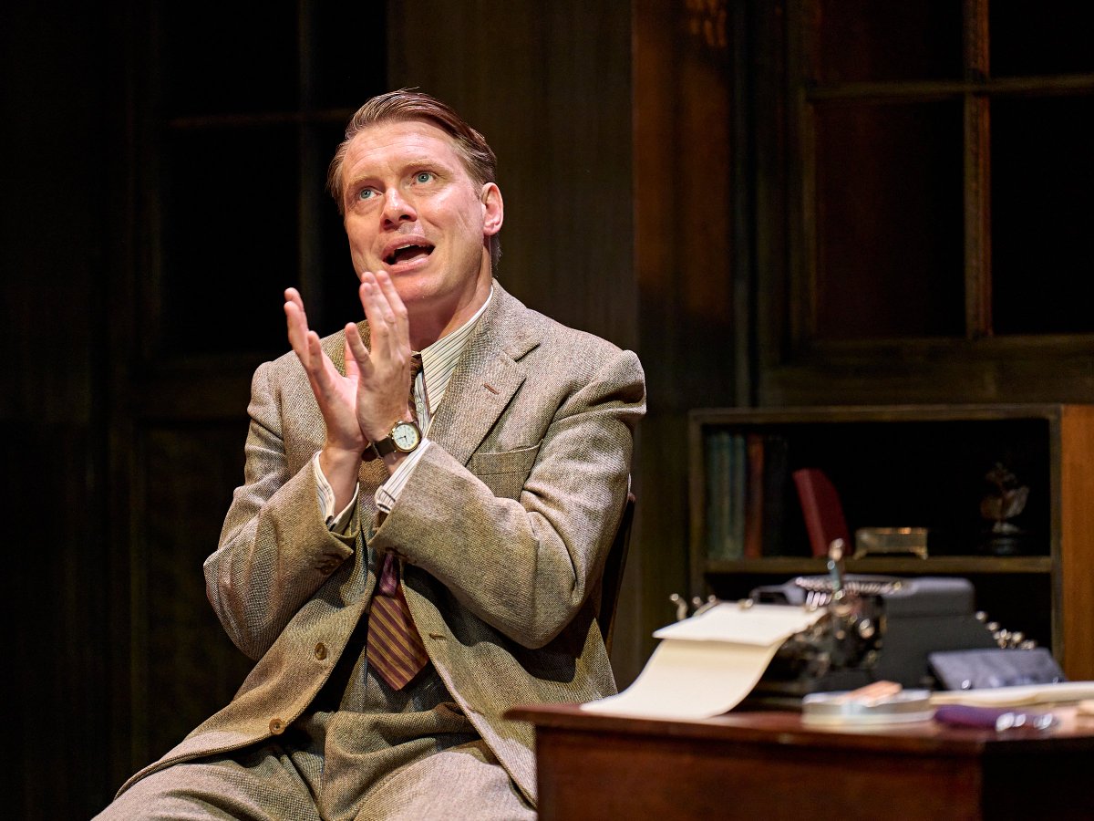 asmallmind's tweet image. Opening the 2025/26 season of Made in Northampton plays @RoyalDerngate is the superb Breaking the Code, filled to the brim with top-notch performances.
My full review:
asmallmindatthetheatre.blogspot.com/2025/09/breaki…