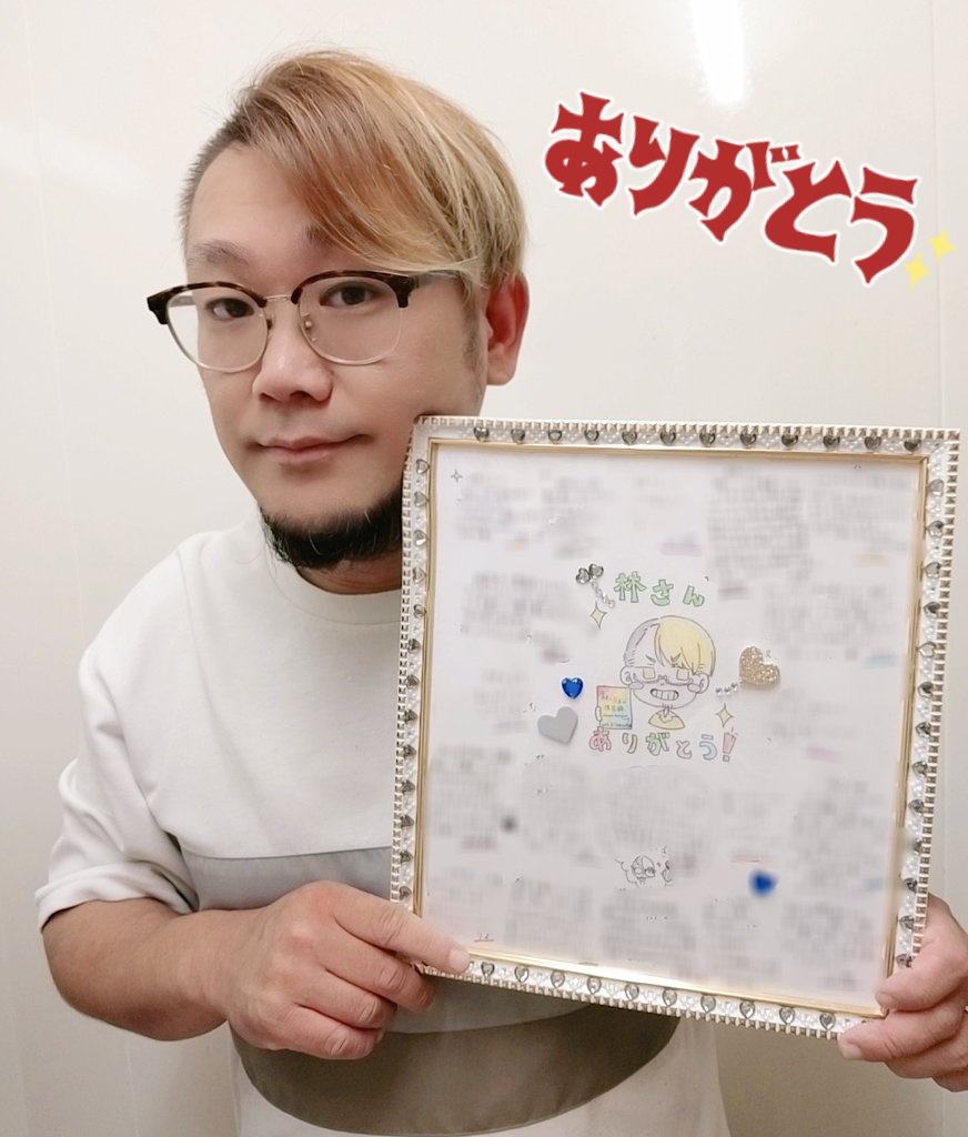 SHPstage's tweet photo. 久留米での舞台から寄せ書きの色紙が届きました😭✨

打ち上げでサプライズで渡してくれる筈だったのに、誰が持っているか分からない事件がありつつ！ようやく！まる1ヶ月が経った今私の手元に！笑

可愛い子供たちからのメッセージとイラストが本当に嬉しい
改めてありがとうございました🌱
#青灰2025 https://t.co/9HjGDAz6Uo