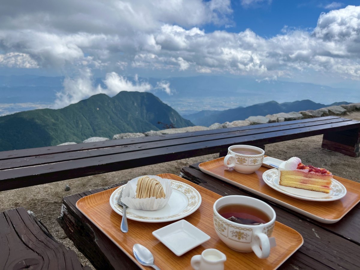 1日目終了‼️
予定では燕山荘泊りでしたが明日の天気を考慮して大天荘まで来ました🧗‍♂️
風で雲が大きく動く中、槍ヶ岳も途中見えました🗻
明日はどこまで行けるのか🤔
天気よ持ってくれ🙏