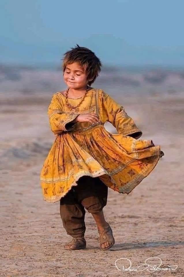 دیکھا ہے چاروں جانب اِک ایڑی پہ گُھوم کے..!!
کچھ بھی نہیں یہ دُنیا سـوائـے ہُجُوم کے..!!
🤍🖤🤍