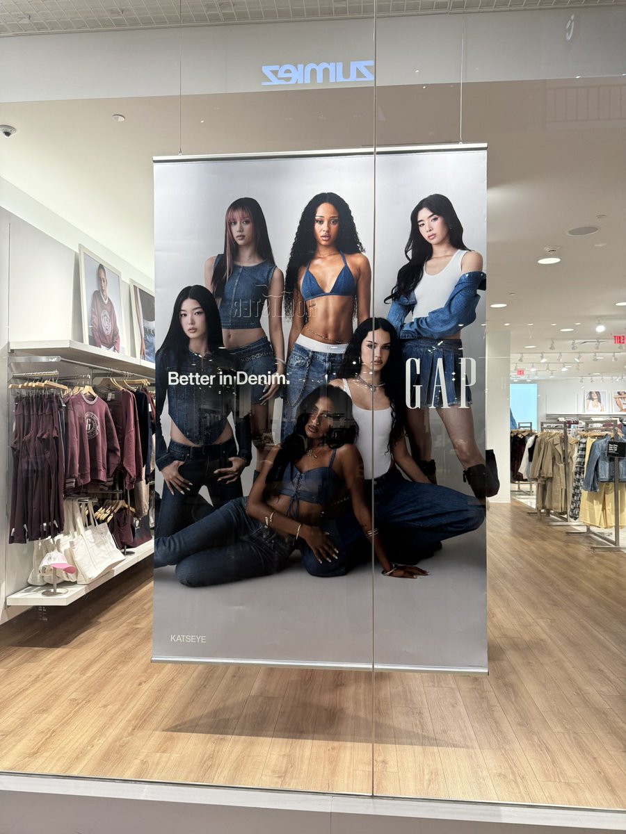 At my local mall and found these girls serving💅