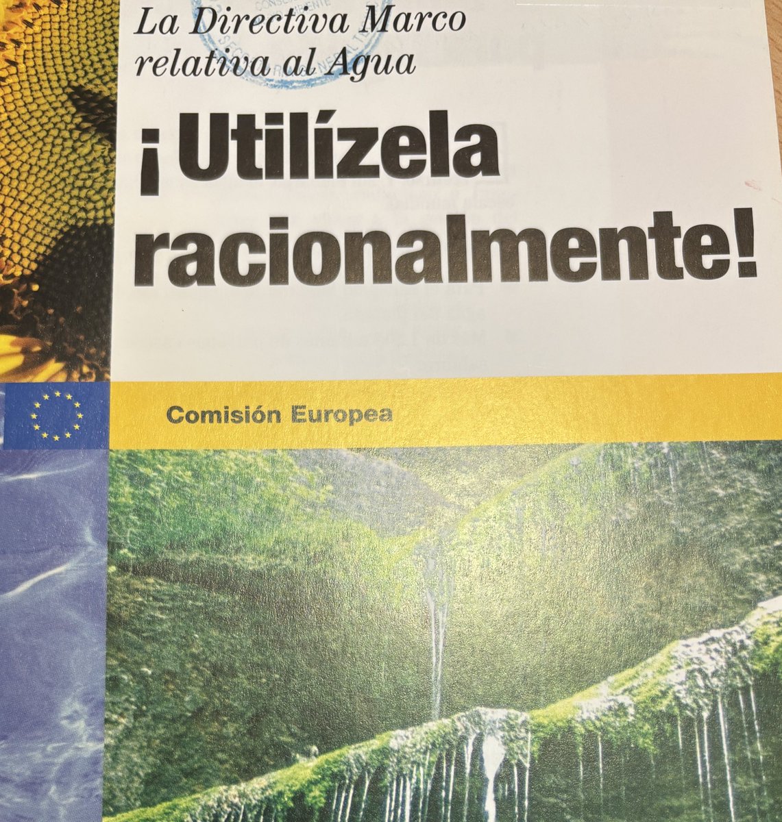 A ver. Que alguien me explique esto. A lo mejor soy yo el que estoy en otro mundo: que yo sepa es “utilice usted esto o lo otro…”, pero en este folleto que estoy catalogando aparece “UtilíZela”… <a href="/RAEinforma/">RAE</a> <a href="/Fundeu/">FundéuRAE</a> Es de 2002.🤷‍♂️🤷‍♂️