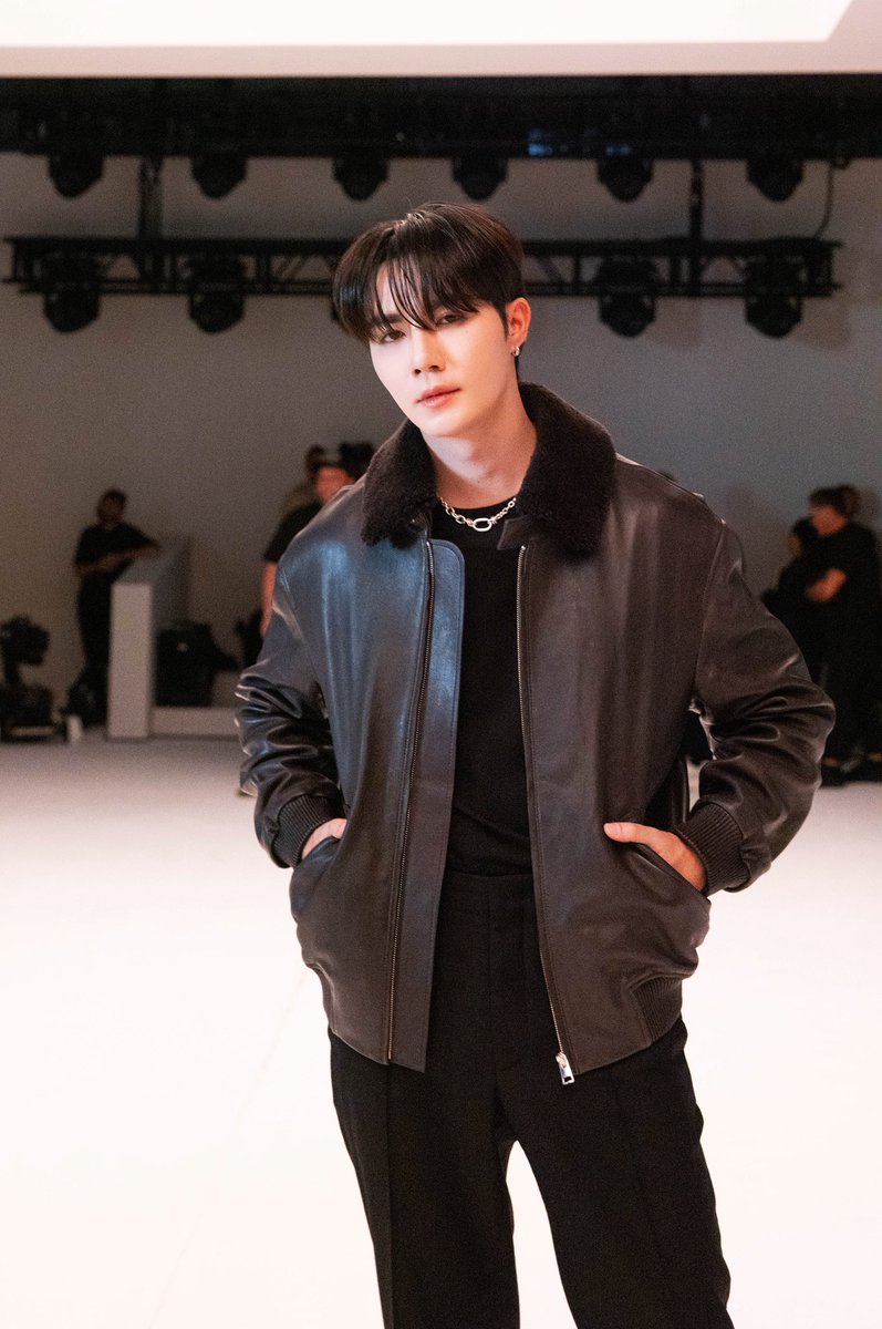 ซี พฤกษ์ พานิช (<a href="/zee_pruk/">Z</a>) Friend of COS Thailand ร่วมงาน New York Fashion Week ในเดือนกันยายน โดยครั้งนี้ COS มาในคอลเลกชันฤดูใบไม้ร่วง/ฤดูหนาว 2025 ที่สะท้อนความงามจากการผสมผสานวัสดุและงานฝีมืออย่างมีชั้นเชิง ผ่านการจัดวางพื้นที่และแสงที่โดดเด่น