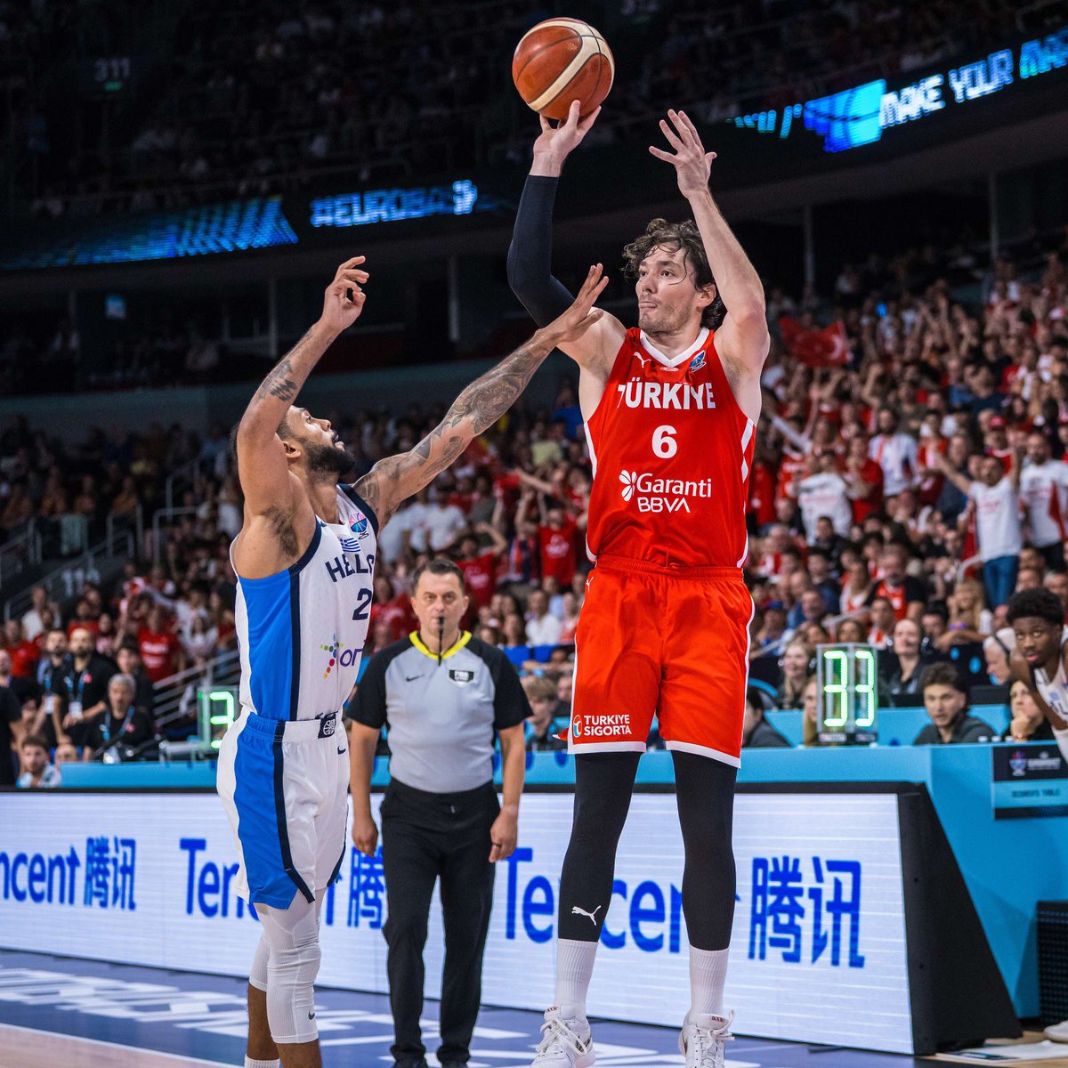 🏀 Cedi Osman bacağındaki kemik ödemi ve aşırı yüklenme nedeniyle belirsiz bir süre parkeden uzak kalacak.

❌ Milli oyuncu, Avustralya'da oynanacak olan "Pavlos Giannakopoulos" turnuvasına katılmayacak.
