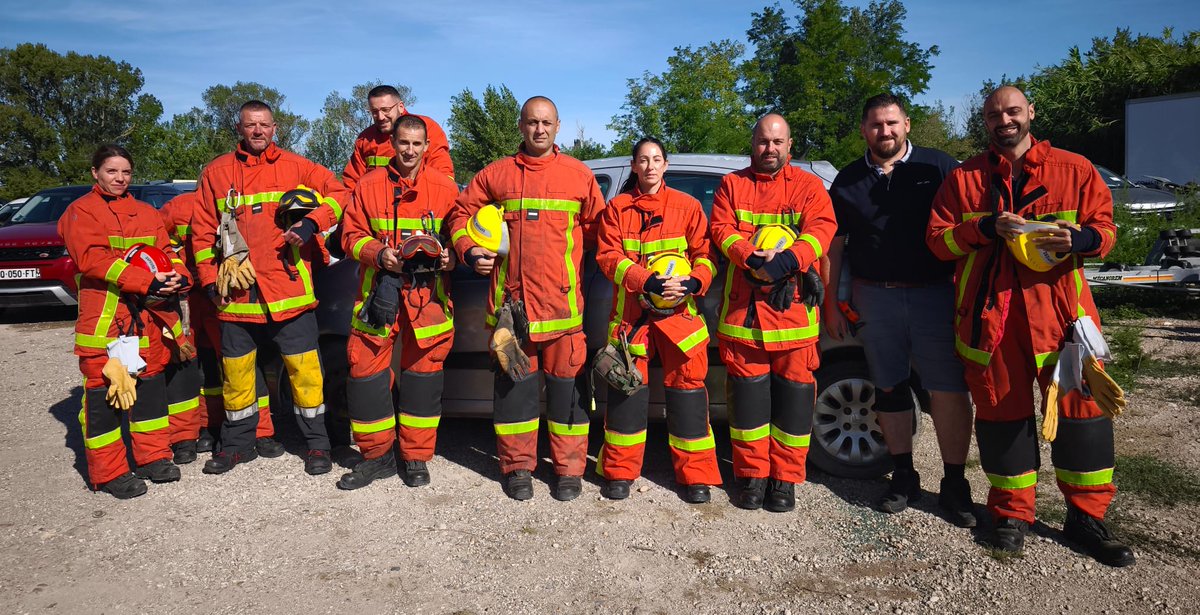 #secoursroutier #viedescentres
Jusqu’à la fin de la semaine, c'est #manœuvre secours routier pr ttes les équipes de garde du centre de secours d'#Orange ! Accueillis par la carrosserie #Pelissier, ils peuvent ainsi s'entraîner sur site aux techniques de désincarcération 🙏