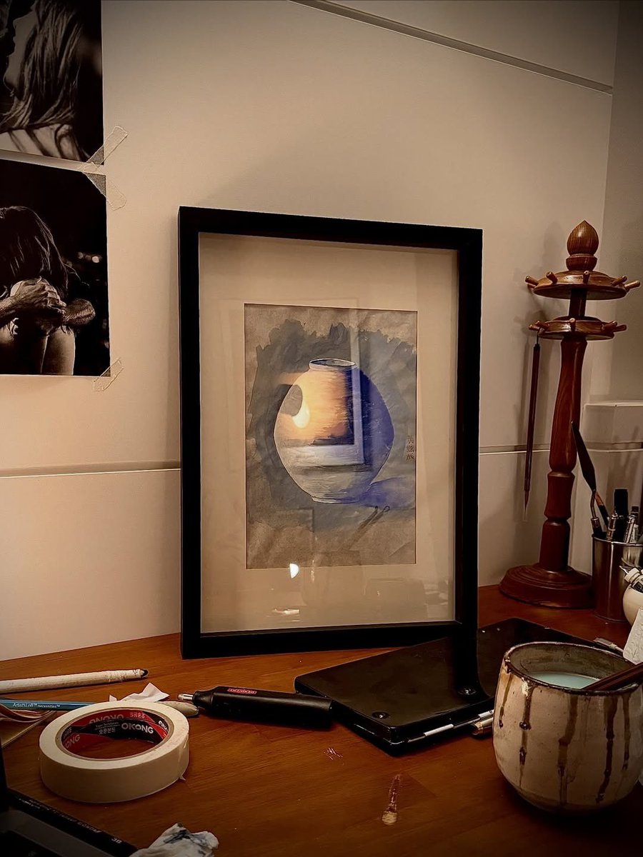 o hyunjin disse que pra tirar essa foto ajustou umas 30 vezes o ângulo da imagem só pro reflexo da luz no quadro parecer o reflexo do sol na água do mar... o hyunjin tem um olhar artístico surreal, ele pensa em cada detalhe, nada é por acaso eu o admiro tanto🥹❤️