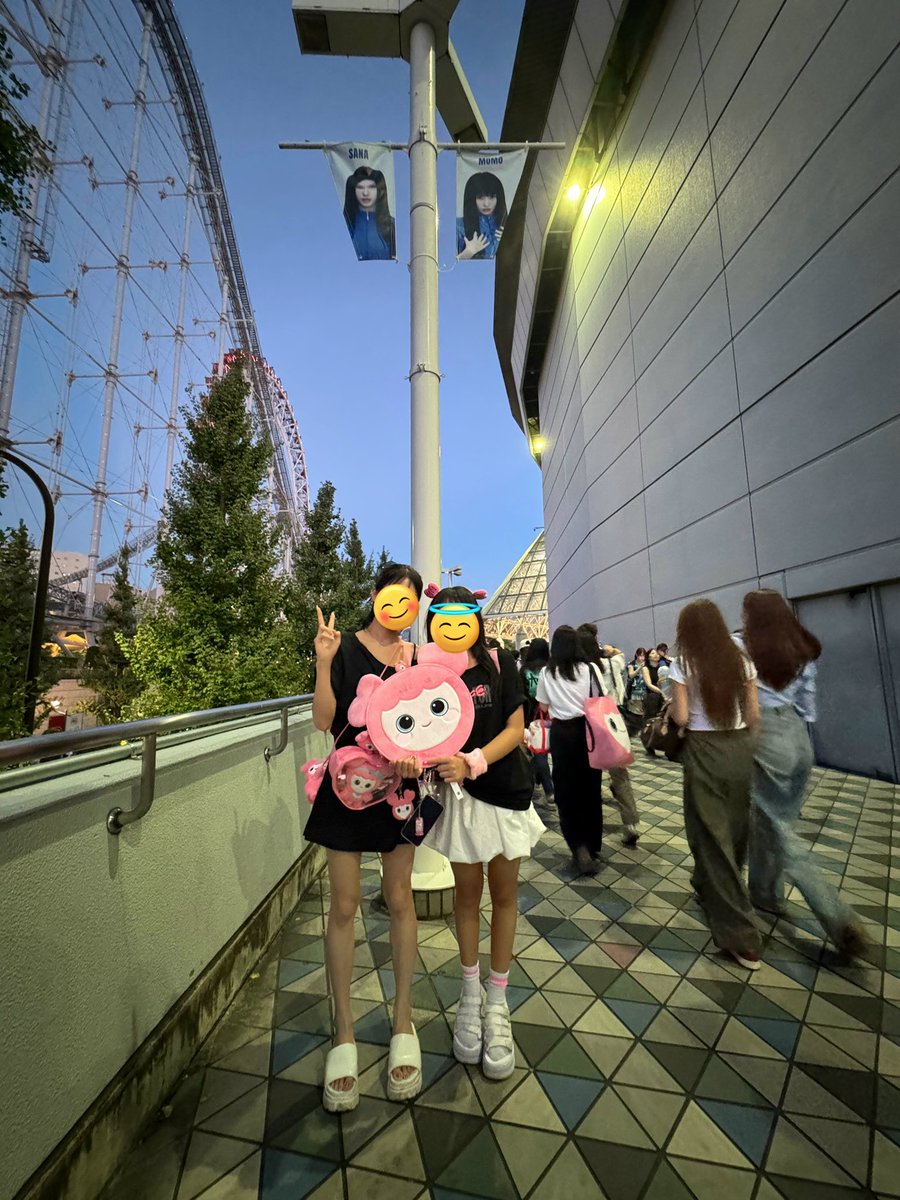 Sa1018129's tweet photo. #TWICE_THISISFOR_WORLD_TOUR 
#TWICE 

最高でした！
親子でモモペン♡ https://t.co/UnvSiv4o6W