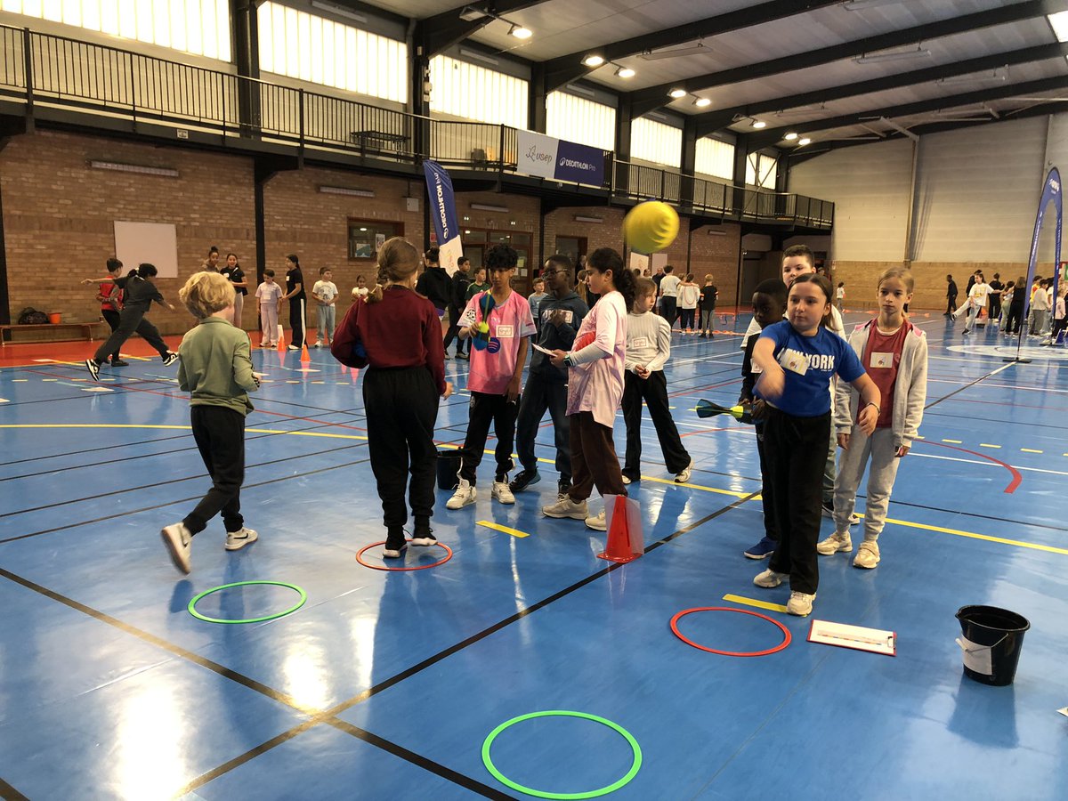#JNSS2025 Objectif le « plaisir d’abord ». Plus de 200 enfants de la MS à la 6ème rassemblés à Méricourt pour vivre cette journée promotrice du #sportscolaire. Équipe multi-niveaux : joie, bonne humeur, entraide, coopération autour d’ateliers sportifs et de découverte <a href="/Decathlon/">Decathlon</a>!