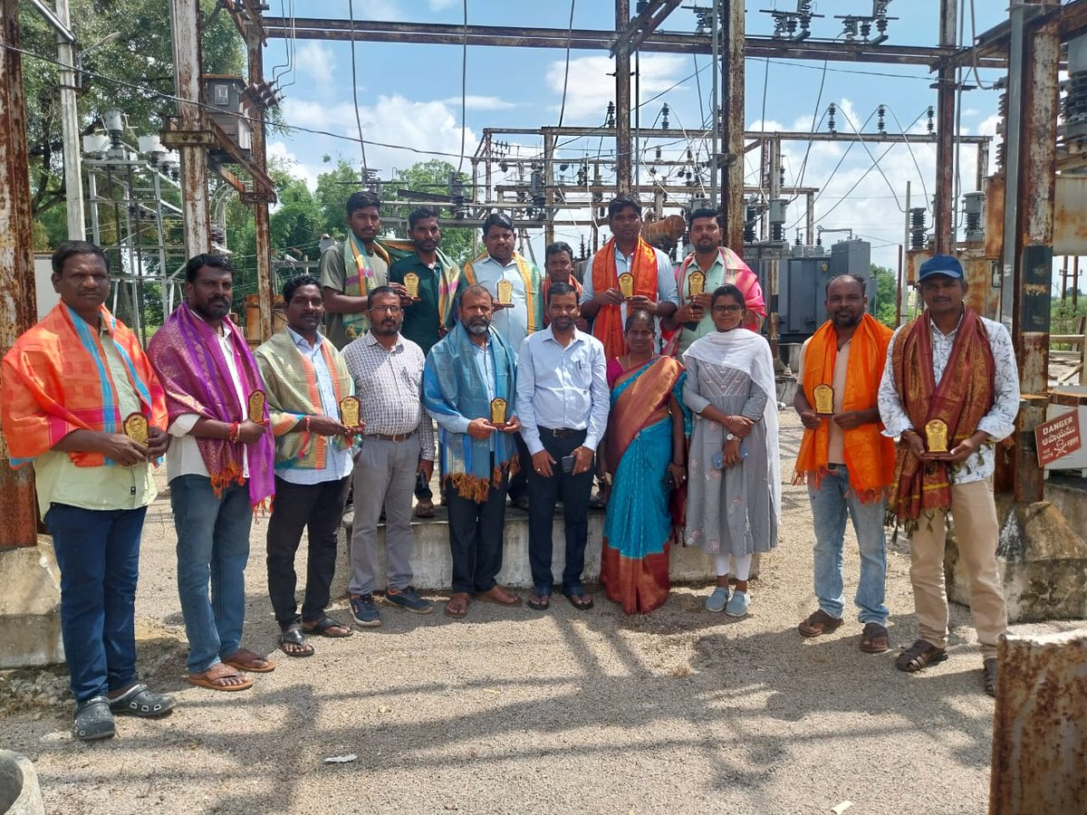 Naveenboosa7's tweet image. Done good works in Flood time with Team work at Kamareddy Town-3 Section(electrical) Appreciation Received..#TGNPDCL Kamareddy..