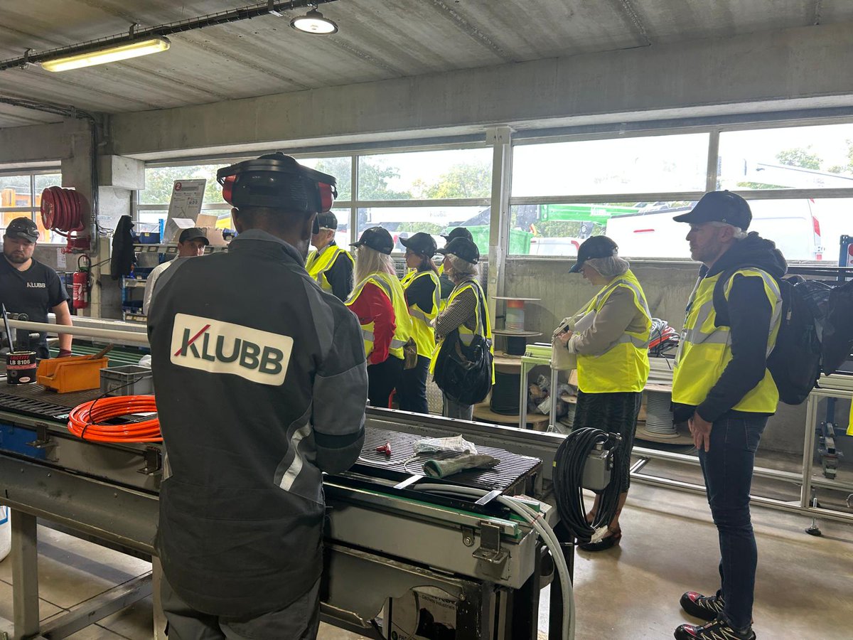 ccism77's tweet image. Clou de la matinée : la visite guidée des ateliers #KLUBB.
  Un aperçu exclusif des innovations industrielles, entre technologies de pointe et savoir-faire français.
  #CCITour #Industrie #Innovation #ferrieresenbrie⤵️