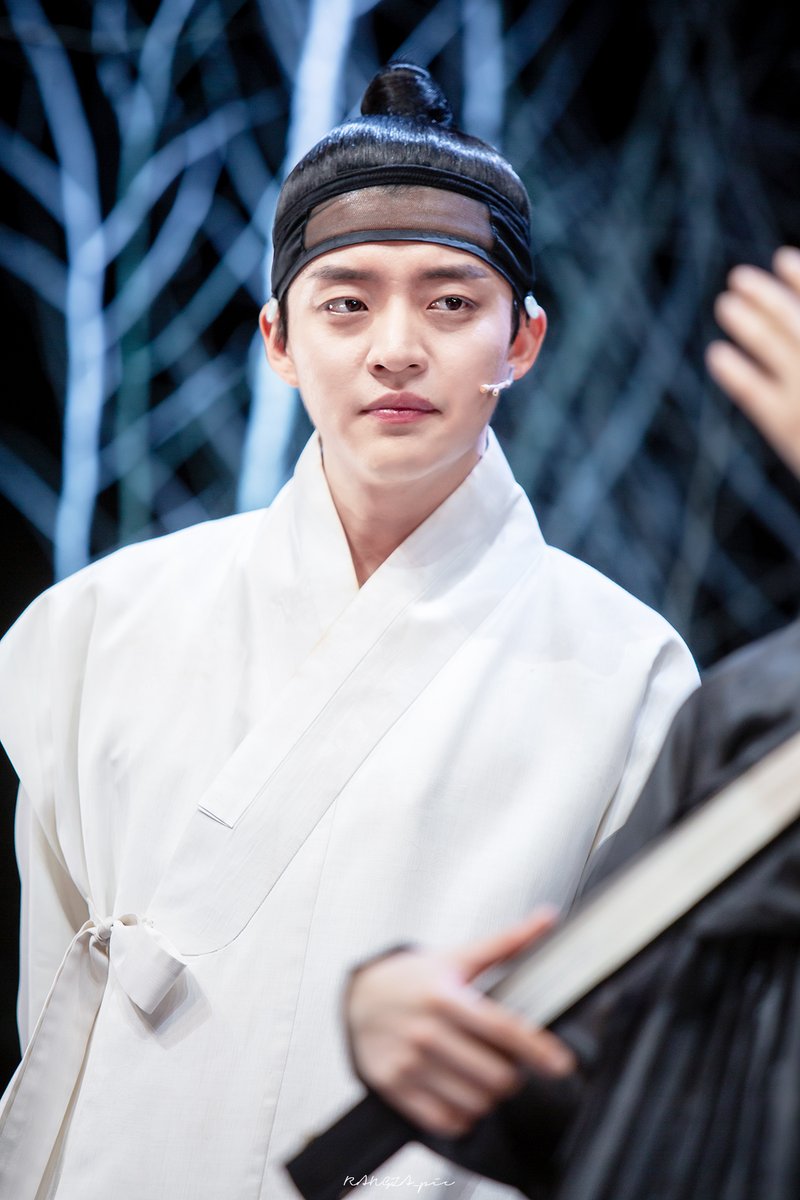 240602 #난설 무대인사                                           

허균 #윤재호

누이 보면서 자꾸 울컥하는 
재호균이가 있어요 😭😭