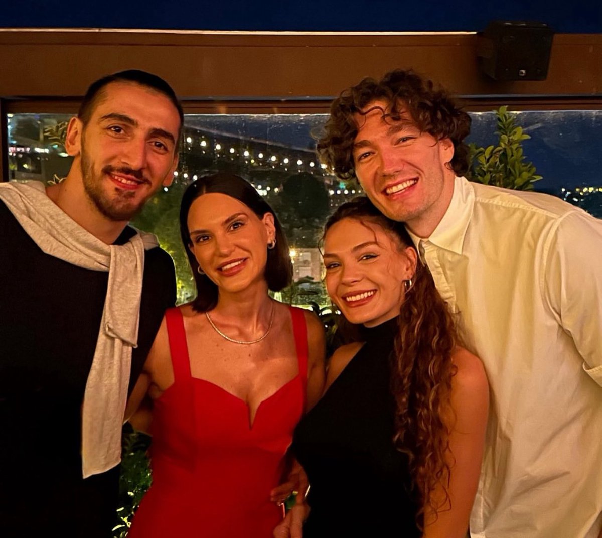 Magazin_Buradaa's tweet image. 12 Dev Adam ve yengeler, Avrupa İkinciliğini kutladı🎉🥳

#12DevAdam #EbruŞahin #CediOsman