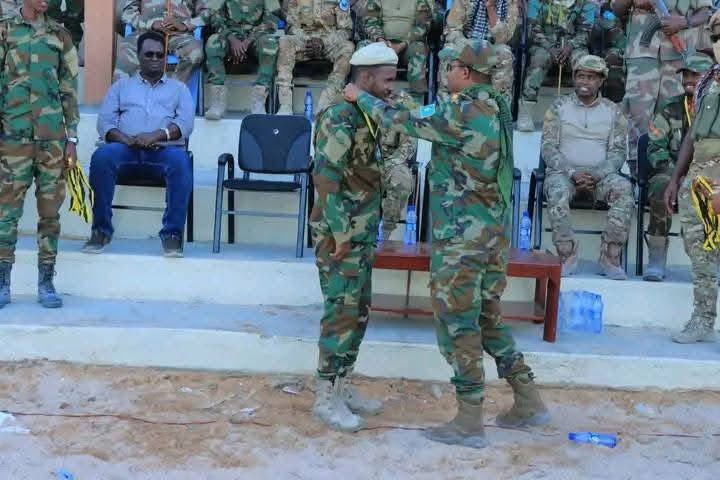 Sadiq4555's tweet photo. Ugu dambayn Taliye diyaar Cabdisaan iyo saraakiishii kale ayaa maanta helay abaalgudkii naf hurnimo ee dagaalkii Ceel dheer ee casharka loogu dhigay AS .
Taliyaha waxaa lagu abaalmariyay #billed #Geesi iyo #Dalacsiin #Fm7📿🐪🐎😎 https://t.co/w8l5I2X3IC