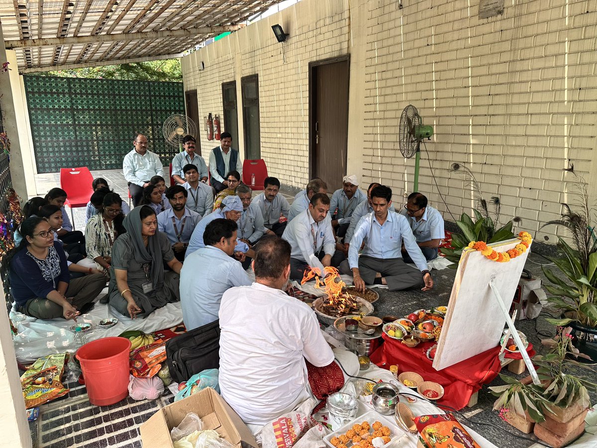 pankajKhanna30's tweet photo. काम करने वाले हाथ और औज़ार दोनों ही पूजनीय हैं 🙏
जय भगवान विश्वकर्मा! ✨🛠️

आज @celbharat में हवन एवं पूजा कर भगवान विश्वकर्मा जी 🙏🏽🙏🏽🌺 का स्मरण किया। 🌸@ChetanJain4572 

इस अवसर पर कर्मचारियों ने एकजुट होकर सामूहिक प्रार्थना की ताकि CEL का हर कदम 🇮🇳 आत्मनिर्भर भारत की दिशा में और मज़बूती से आगे बढ़े। 💫
@DrJitendraSingh 
#विश्वकर्मापूजा #CEL