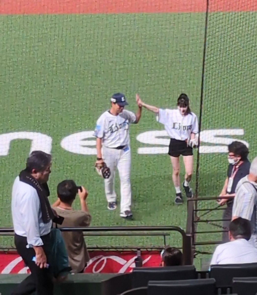 小関舞ちゃんと小関竜也監督のハイタッチです。最高です。ご査収ください。
#seibulions #小関舞 #小関竜也