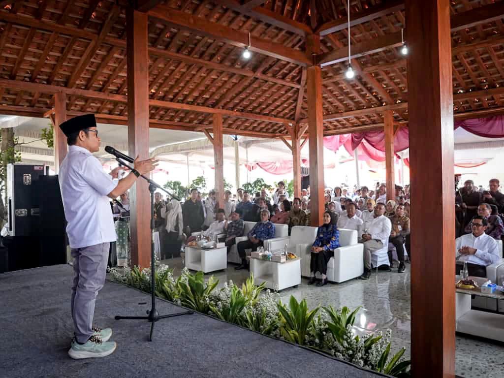 cakimiNOW's tweet photo. Ekosistem pemberdayaan terpadu adalah kunci penguatan ekonomi desa. Hal inilah yang ditunjukkan Kawasan WIDURI (Wisata, Investasi, Edukasi, dan Inspirasi) sebagai wadah kolaborasi pemerintah dan non-pemerintah di Desa Wonosari, Kendal, Jawa Tengah. 

Kepada para pegiat Kawasan WIDURI, hari ini saya menyampaikan bahwa seluruh paket stimulus ekonomi yang ada adalah bentuk dukungan nyata pemerintah bagi mereka. Sebuah upaya untuk memastikan setiap rupiah APBN berdampak kepada pemerataan ekonomi dari desa dan dari bawah. 

Saya juga mendukung upaya replikasi Kawasan WIDURI di desa dan wilayah lain. Demikian misi Presiden @prabowo menciptakan kemandirian ekonomi desa secara berkelanjutan bisa terwujud.