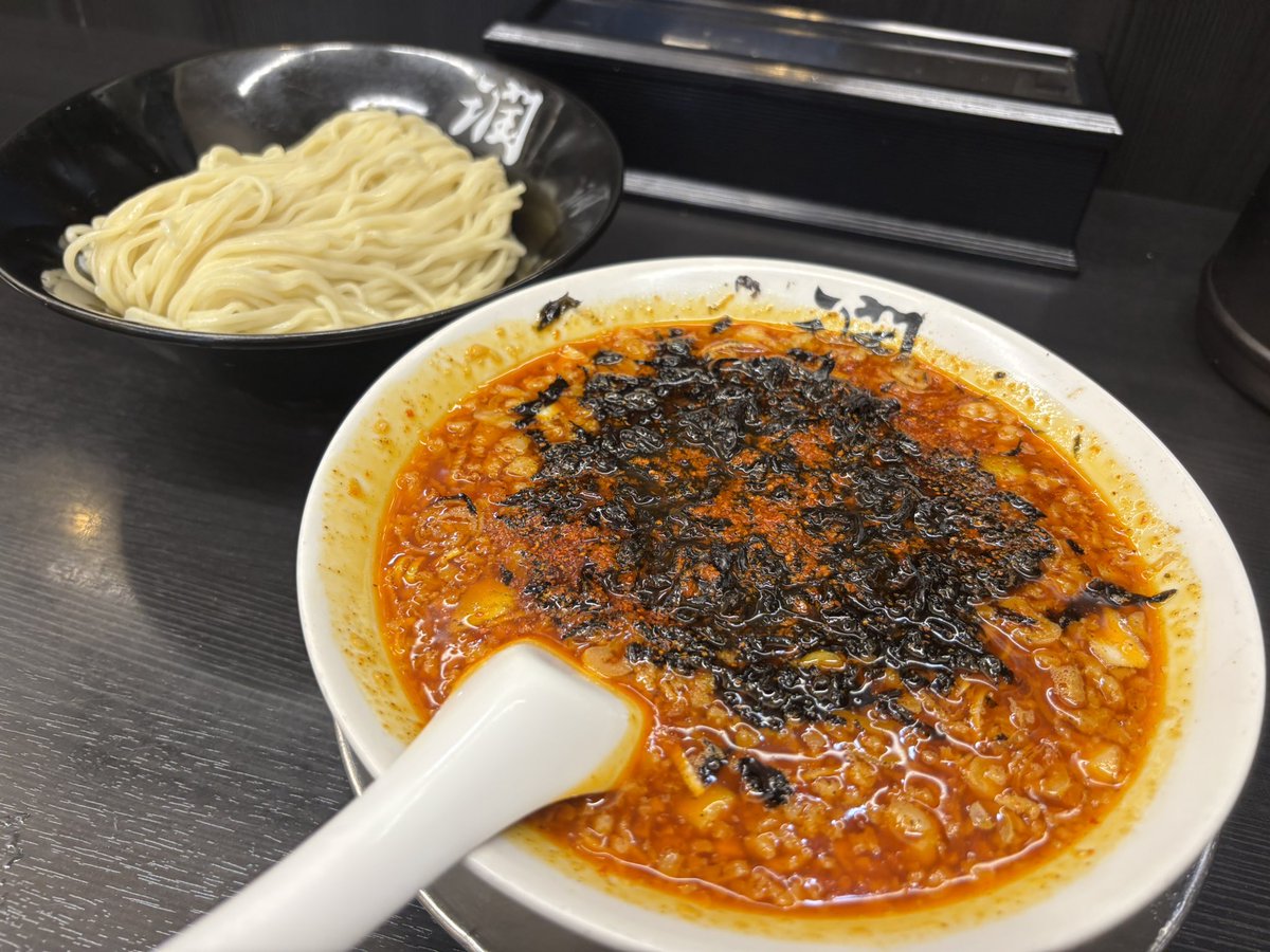 Cardinal_onc's tweet image. 新潟市東区 #燕三条らーめん潤
岩のり辛つけ麺
燕三条らーめん潤のつけ麺🍜
つけダレの量デカい😇
替え玉2回ぐらい行ける量!
そして、しっかり背脂チャッチャして
辛さもなかなかあり
麺が細い分、しっかり絡んで
満足の一品でした🤣♪
#新潟 #ラーメン